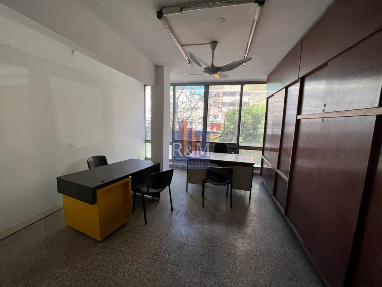 CENTRO: OFICINAS EN GALERIA CONDOR AV COLON 352